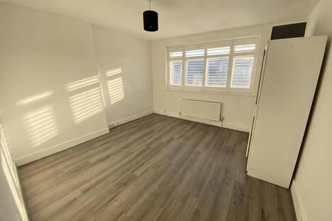 2 bedroom apartment to rent, Seabourne Road, Bournemouth