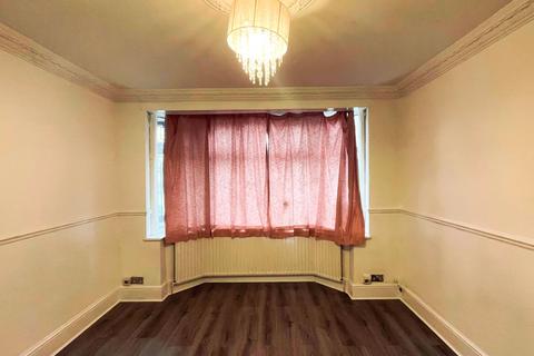 3 bedroom terraced house to rent, Agnes Avenue, Ilford, IG1