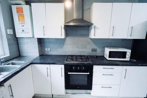3 bedroom terraced house to rent, Agnes Avenue, Ilford, IG1