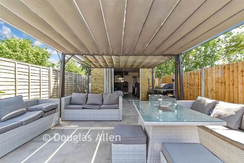 3 bedroom cottage for sale, Hainault Road, Chadwell Heath, Essex