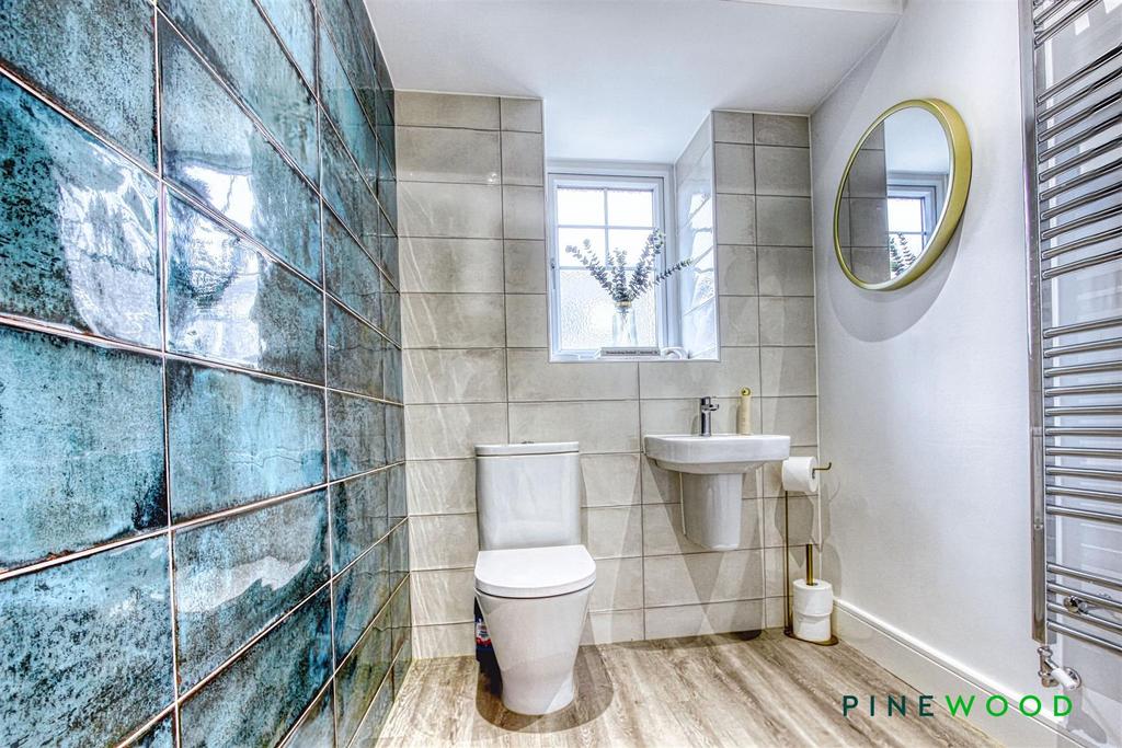 Ground floor wc/cloakroom