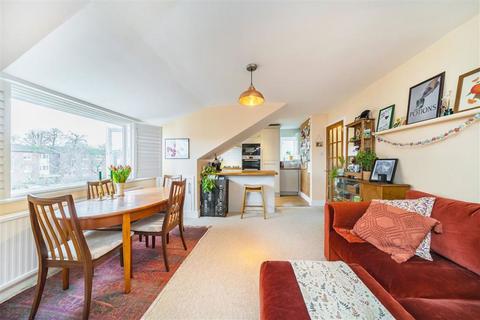3 bedroom flat for sale, Elmers Drive, Teddington TW11