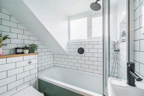 3 bedroom flat for sale, Elmers Drive, Teddington TW11
