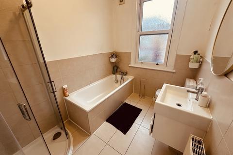 1 bedroom in a house share to rent, Maidstone Road, London N11
