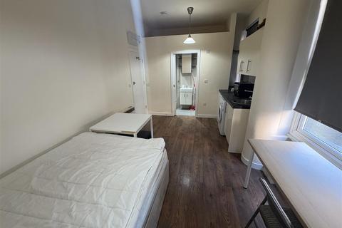 Studio to rent, Sentinel Square, London