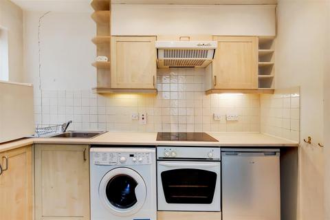 2 bedroom flat to rent, Dawes Road,