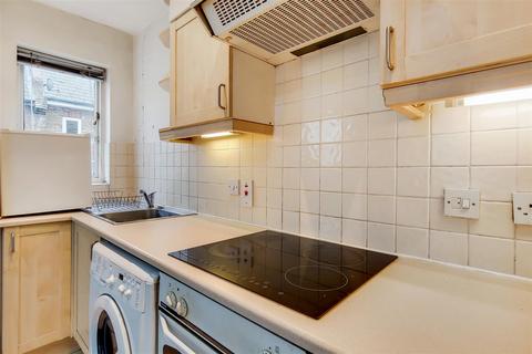 2 bedroom flat to rent, Dawes Road,