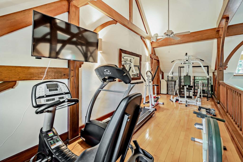 8573230-interior2...