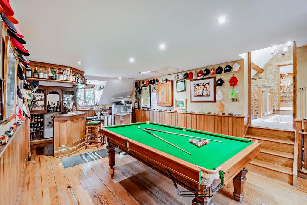8573230-interior2...