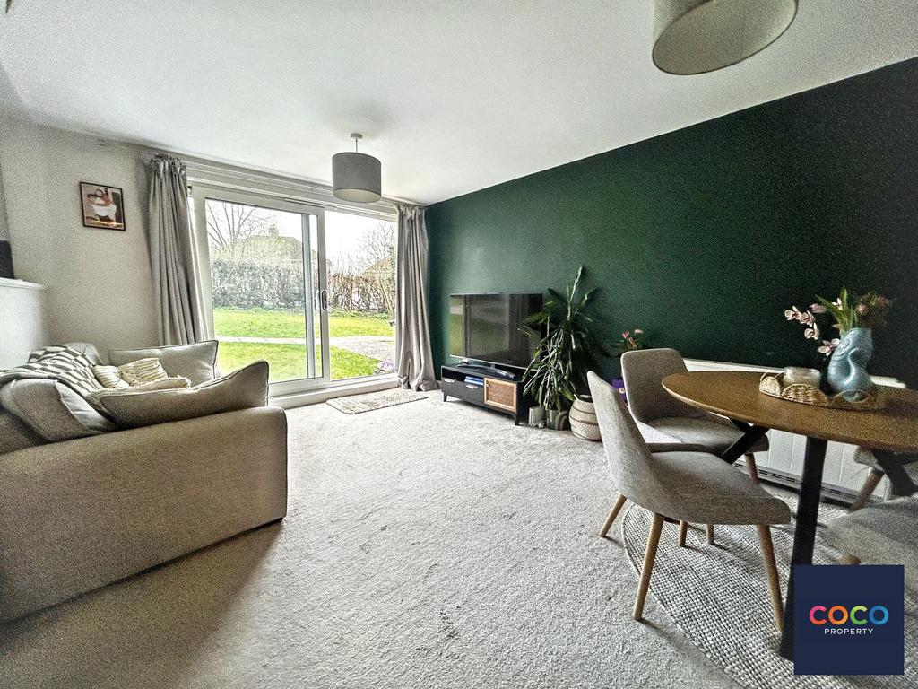 Living Area / Diner