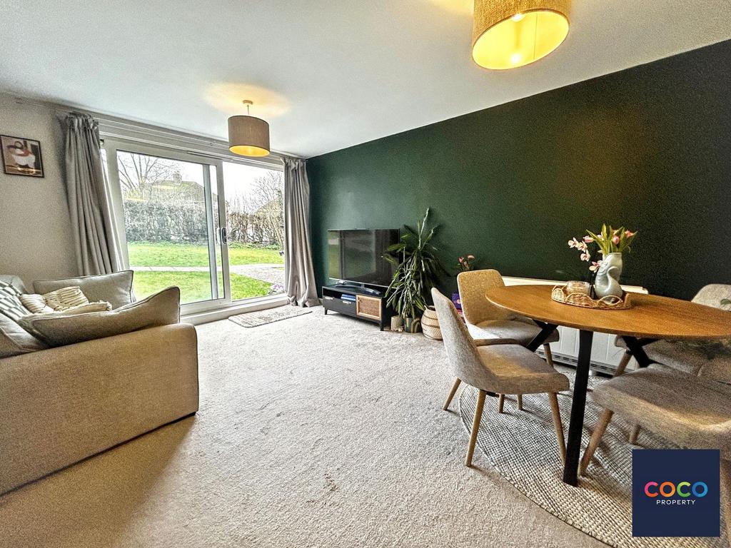 Living Area / Diner