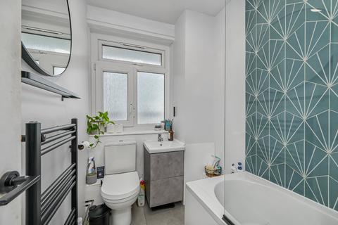 3 bedroom flat for sale, Brixton Hill, London, SW2