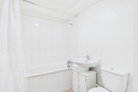 2 bedroom flat to rent, Manor Court, Tontine Street