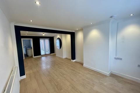 3 bedroom terraced house to rent, King Georges Avenue, Leiston