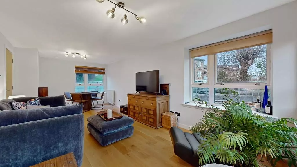 2 bedroom flat for sale - Photo 5