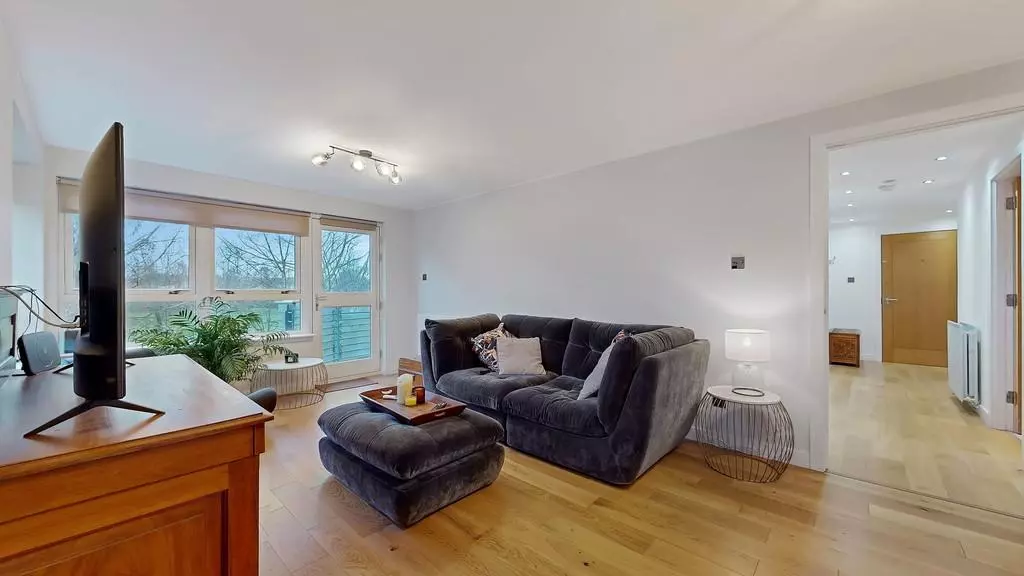 2 bedroom flat for sale - Photo 7