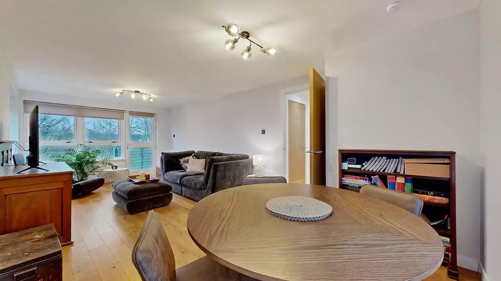 2 bedroom flat for sale - Photo 9