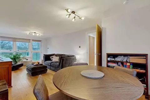 2 bedroom flat for sale - Photo 8