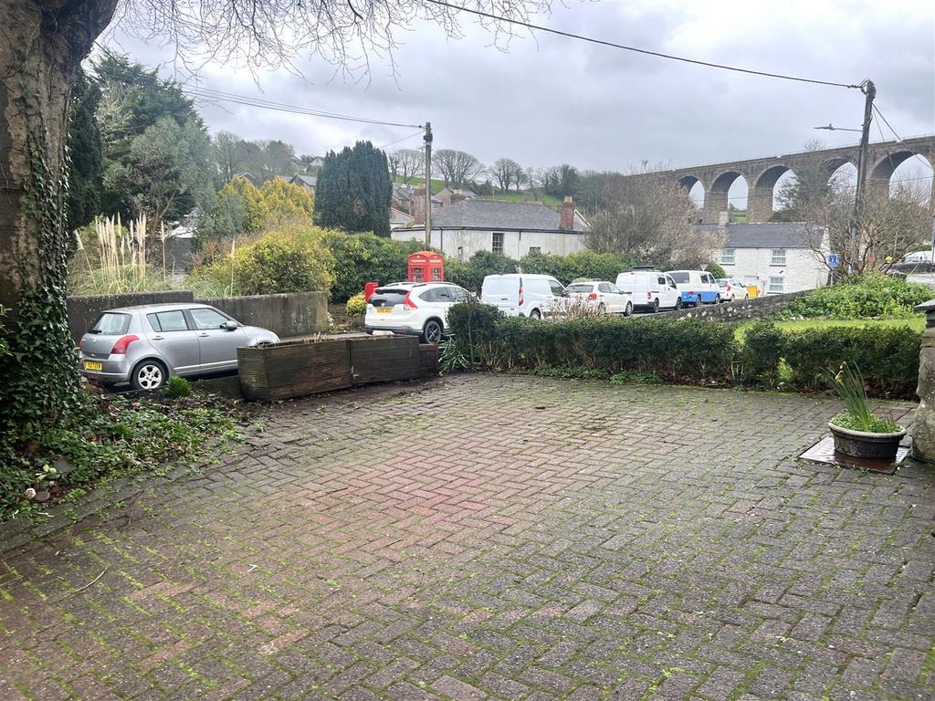 GARDEN &amp; GARAGE