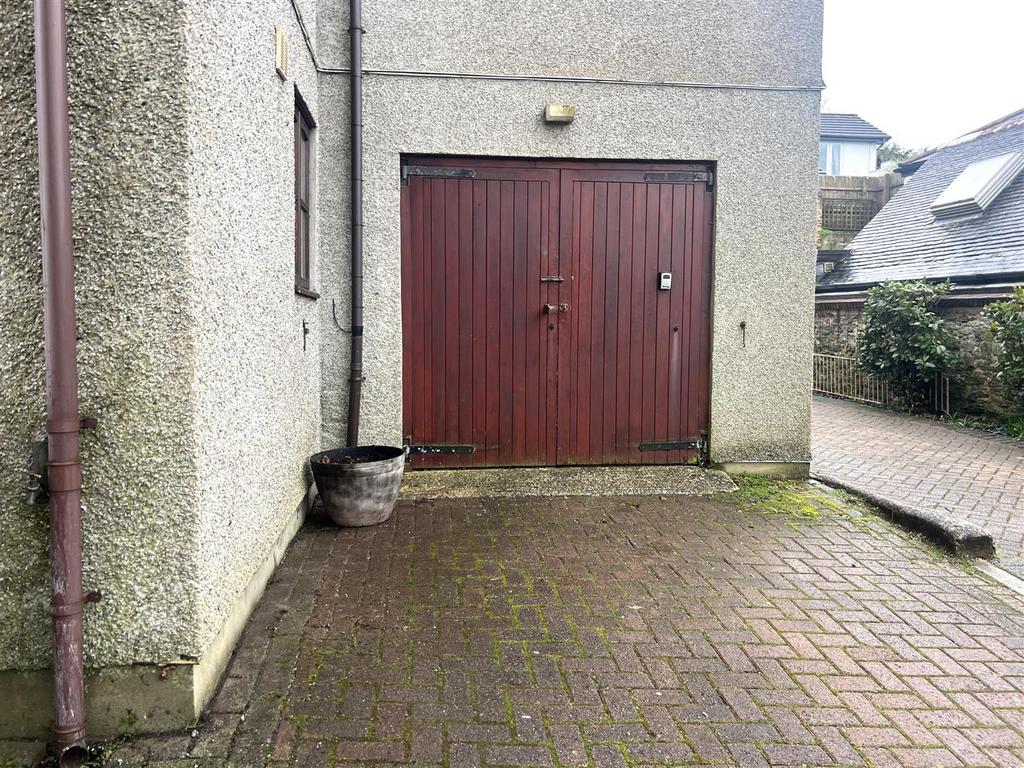 GARDEN &amp; GARAGE