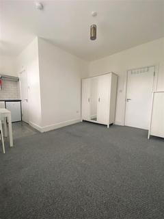 Studio to rent, Lancaster Road, London N4