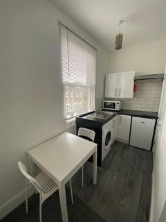 Studio to rent, Lancaster Road, London N4