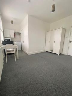 Studio to rent, Lancaster Road, London N4
