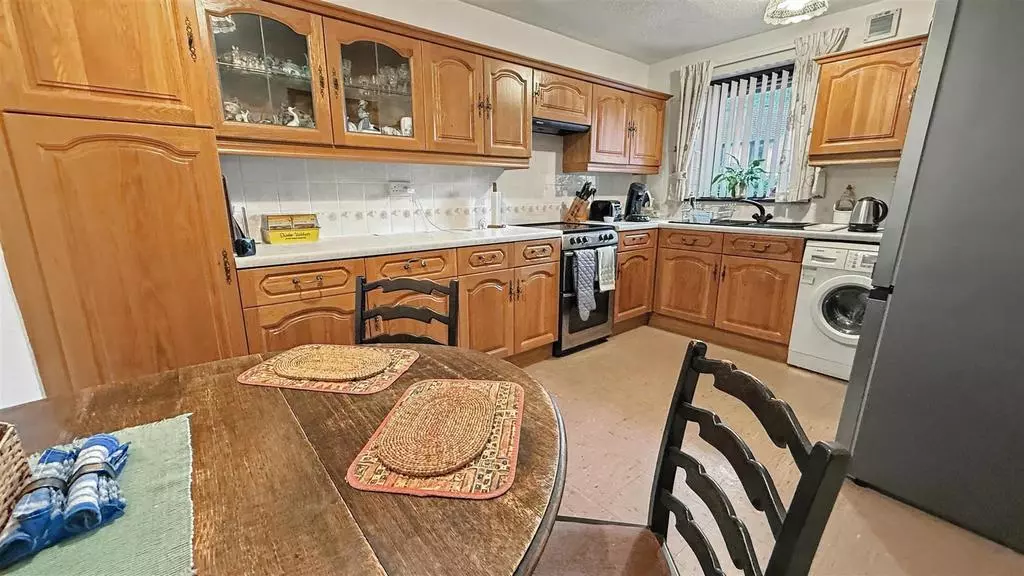 3 bedroom semi-detached house for sale - Photo 9