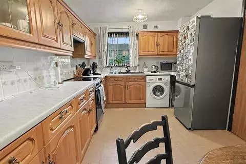3 bedroom semi-detached house for sale - Photo 10