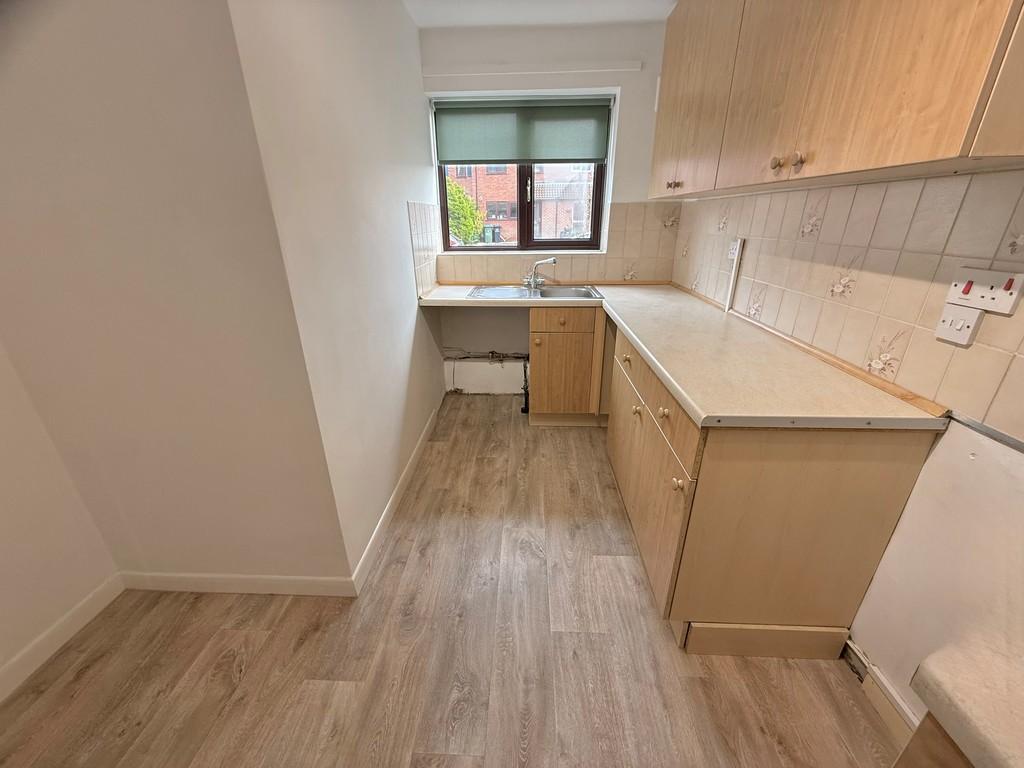6 dinsdale Gardens Kitchen 1
