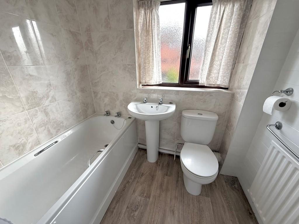 6 Dinsdale Gardens Bathroom