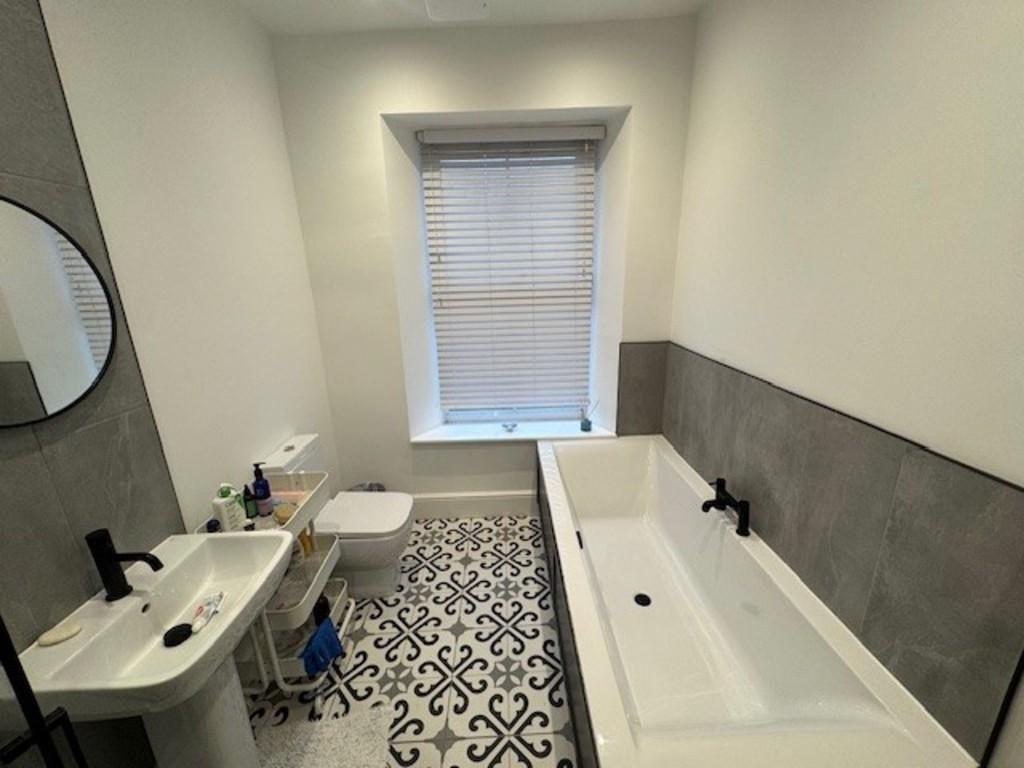 Parkers bathroom 2