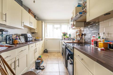 2 bedroom flat for sale, Brading Crescent, Aldersbrook, London, E11