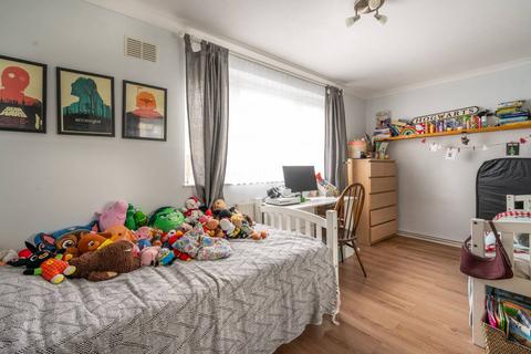 2 bedroom flat for sale, Brading Crescent, Aldersbrook, London, E11