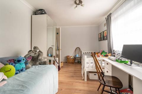 2 bedroom flat for sale, Brading Crescent, Aldersbrook, London, E11