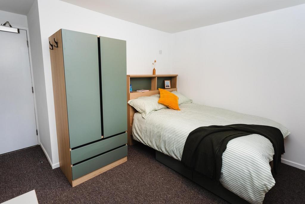 Neat single bedroom with a fitted wardrobe, cos...