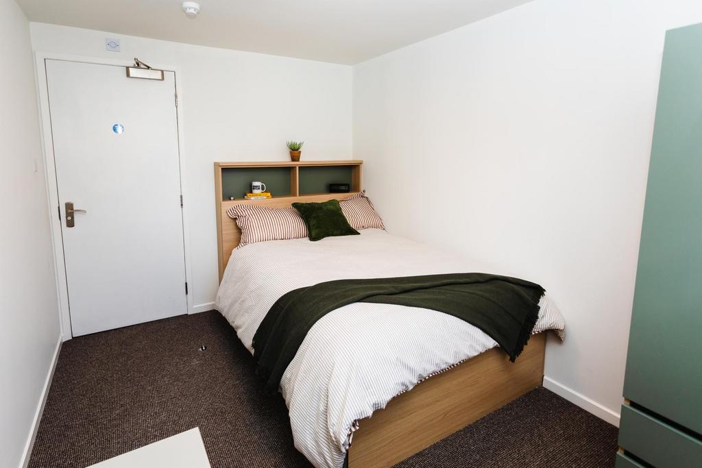Neat single bedroom with a cosy double bed, neu...