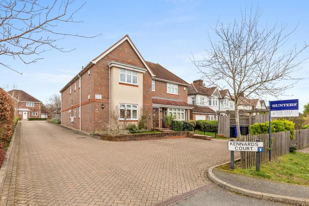 Kennards Court