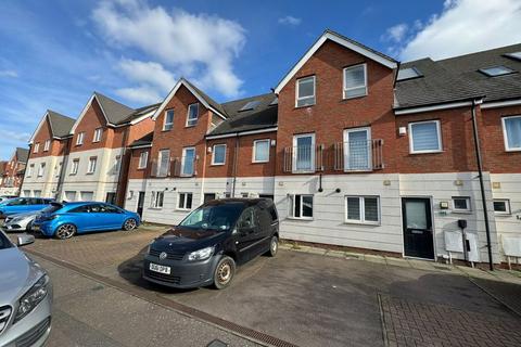 3 bedroom townhouse for sale, Leicester Road, Luton