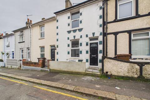 3 bedroom terraced house to rent, Saxton Street, Gillingham