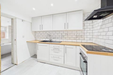 3 bedroom terraced house to rent, Saxton Street, Gillingham