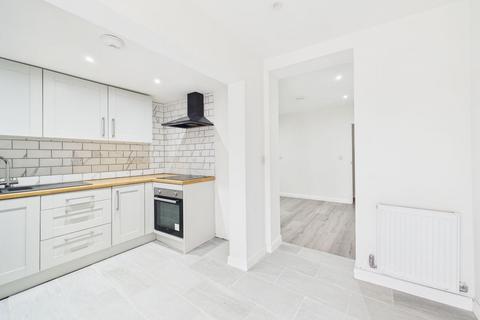 3 bedroom terraced house to rent, Saxton Street, Gillingham