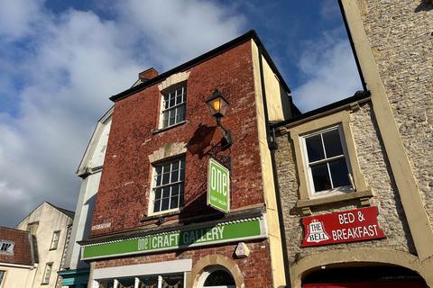 undefined, A 2 bedroom apartment in the heart of Shepton Mallet. The property is set ove 2 floors and has it's own private...