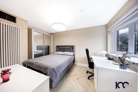 3 bedroom terraced house for sale, Crownmead Way, Romford