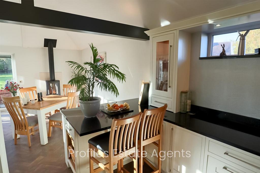 Luxurious 'Shaker Style' breakfast kitchen.