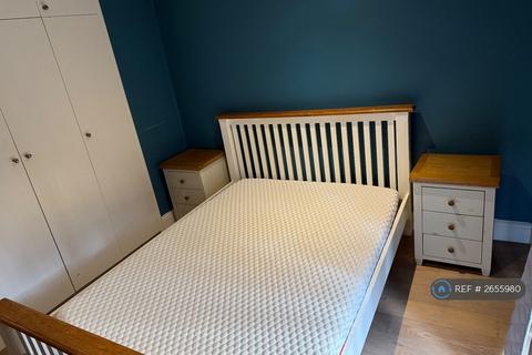 2 bedroom flat to rent, Walton Road, West Mosley, KT8