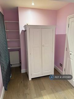 2 bedroom flat to rent, Walton Road, West Mosley, KT8