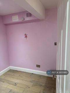 2 bedroom flat to rent, Walton Road, West Mosley, KT8