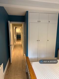 2 bedroom flat to rent, Walton Road, West Mosley, KT8