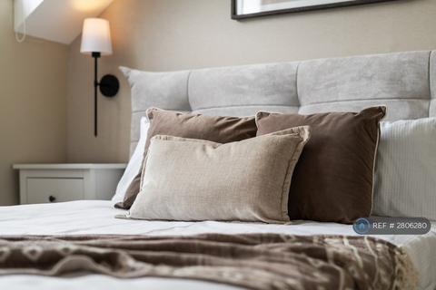2 bedroom flat to rent, Earls Court Gardens, London, SW5